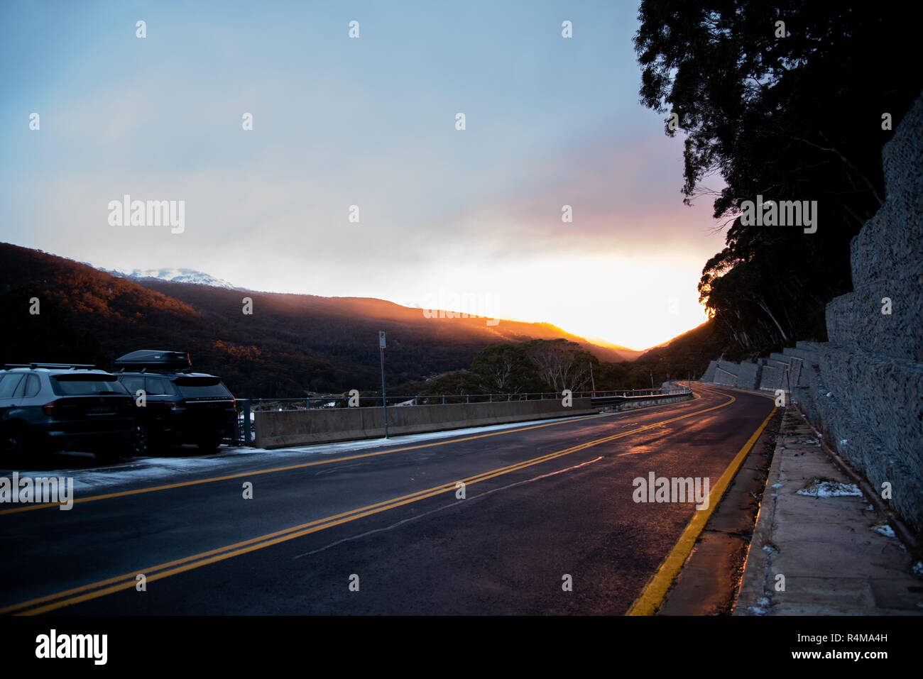 8 Luglio 2017 - Thredbo, Australia - Sunrise all'ingresso superiore di Thredbo Foto Stock