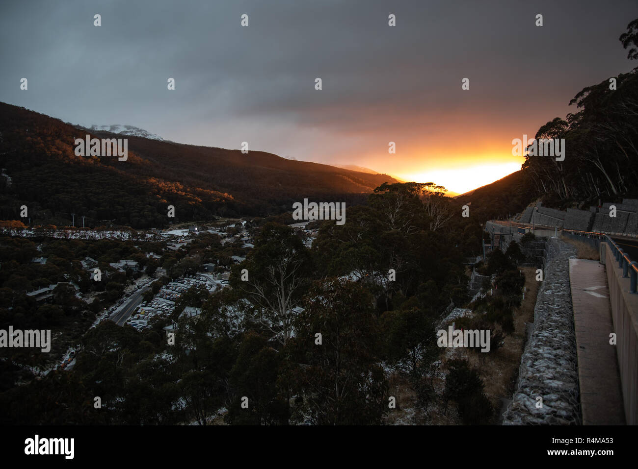 Sunrise all'ingresso superiore di Thredbo Australia Foto Stock