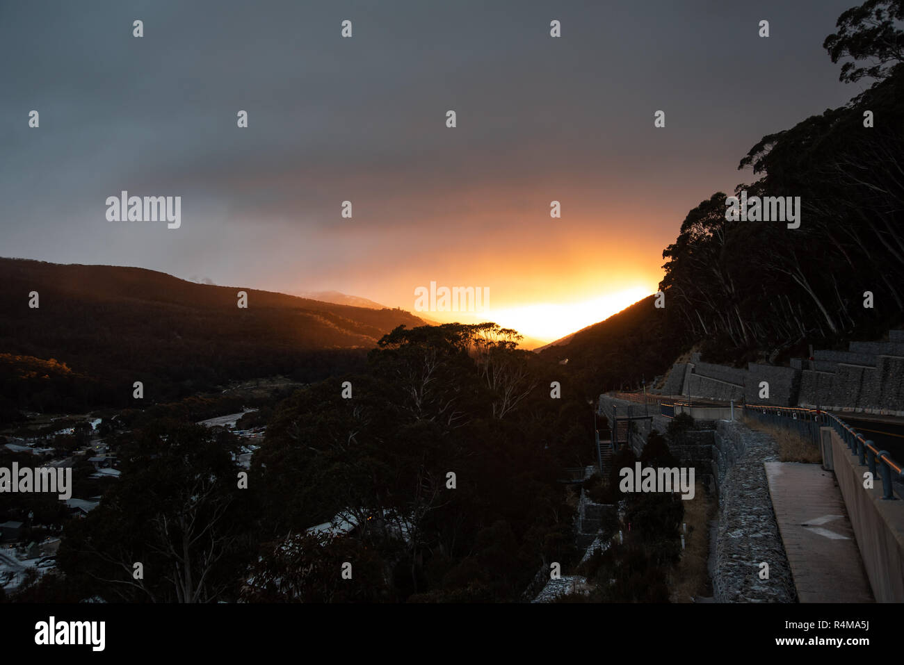 Sunrise all'ingresso superiore di Thredbo Australia Foto Stock