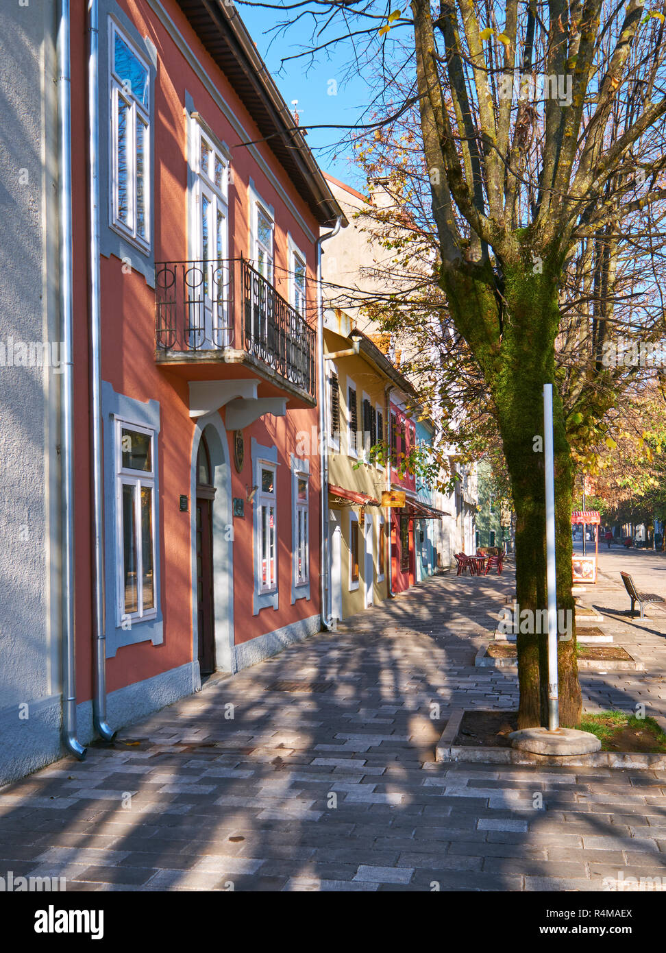 L'ex ambasciata tedesca nell'ex capitale reale di Cetinje, Montenegro, fu costruita intorno al 1900 quartiere in una mattinata di sole autunnale. Foto Stock