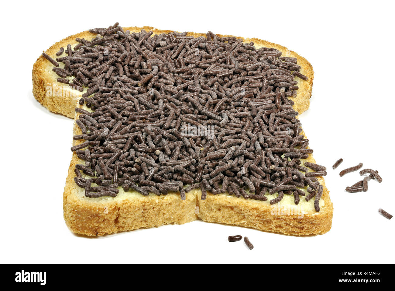 Olandese pane bianco con hagelslag (cioccolato spruzza) topping isolati su sfondo bianco Foto Stock