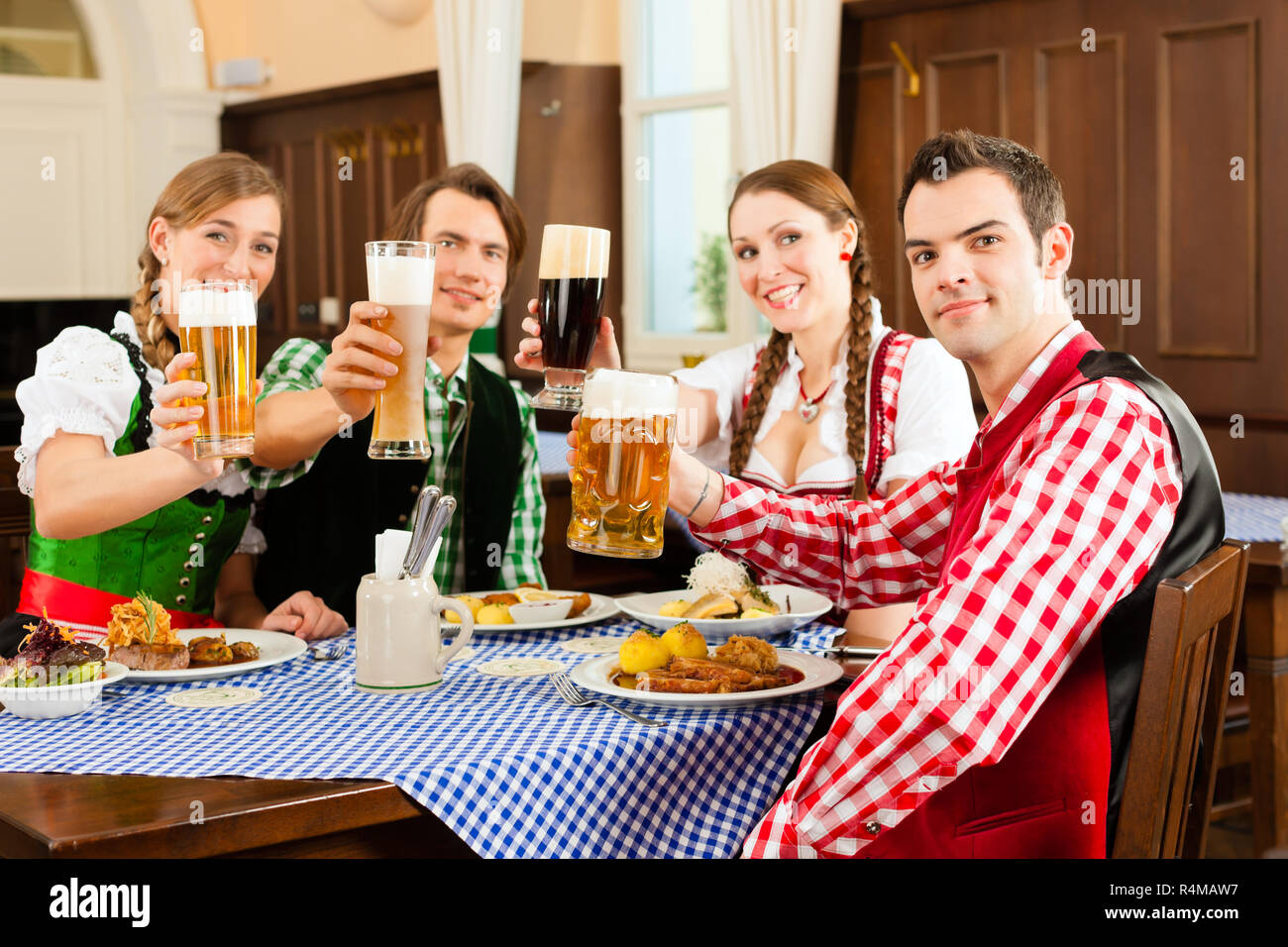 Persone in tradizionali bavaresi Tracht mangiare nel ristorante o pub Foto Stock