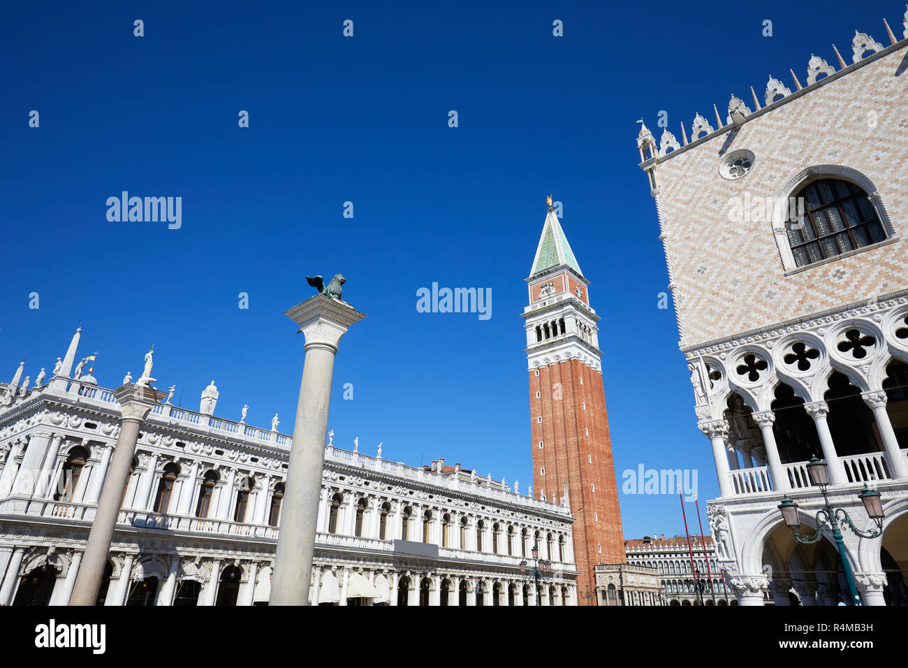 San Marco torre campanaria, Nazionale Biblioteca Marciana e Palazzo Ducale un ampio angolo di visione, cielo blu chiaro a Venezia, Italia Foto Stock