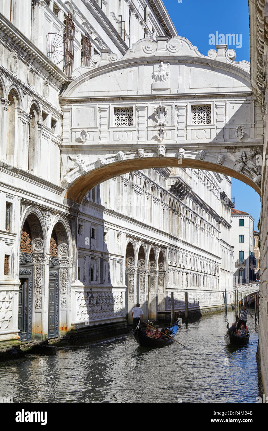 Venezia, Italia - 14 agosto 2017: Ponte dei Sospiri in una soleggiata giornata estiva, persone su gondole in una soleggiata giornata estiva a Venezia, Italia Foto Stock