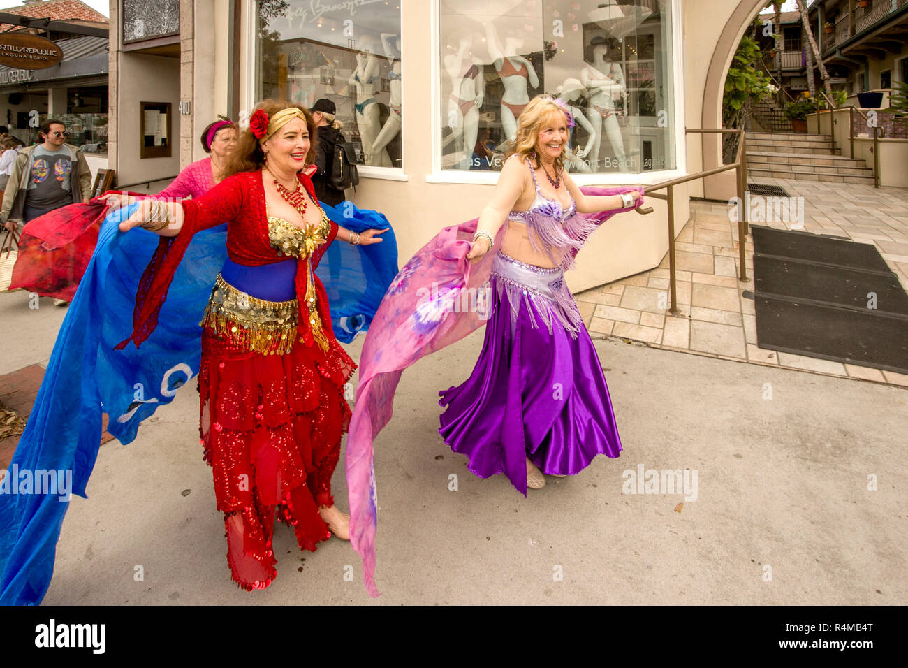 Giustapposti con un bikini shop, danzatrici del ventre' abiti nel flusso del vento sulla PCH. (Foto di Spencer Grant) Foto Stock