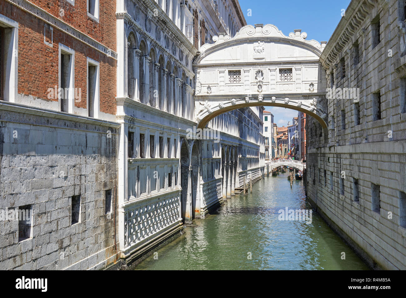 Ponte dei Sospiri in una soleggiata giornata estiva a Venezia, Italia Foto Stock
