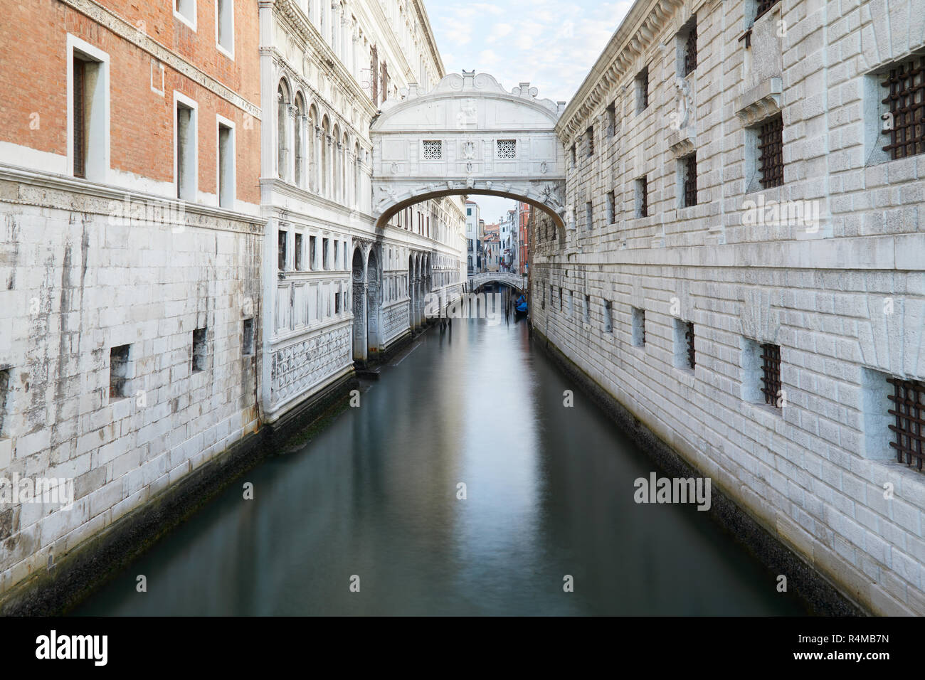 Ponte dei Sospiri, ampio angolo di visualizzazione in una tranquilla mattina, nessuno a Venezia, Italia Foto Stock