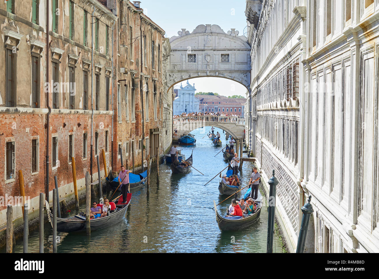 Venezia, Italia - 14 agosto 2017: Ponte dei Sospiri, le persone e i turisti in gondola barche in canale in una soleggiata giornata estiva a Venezia, Italia Foto Stock