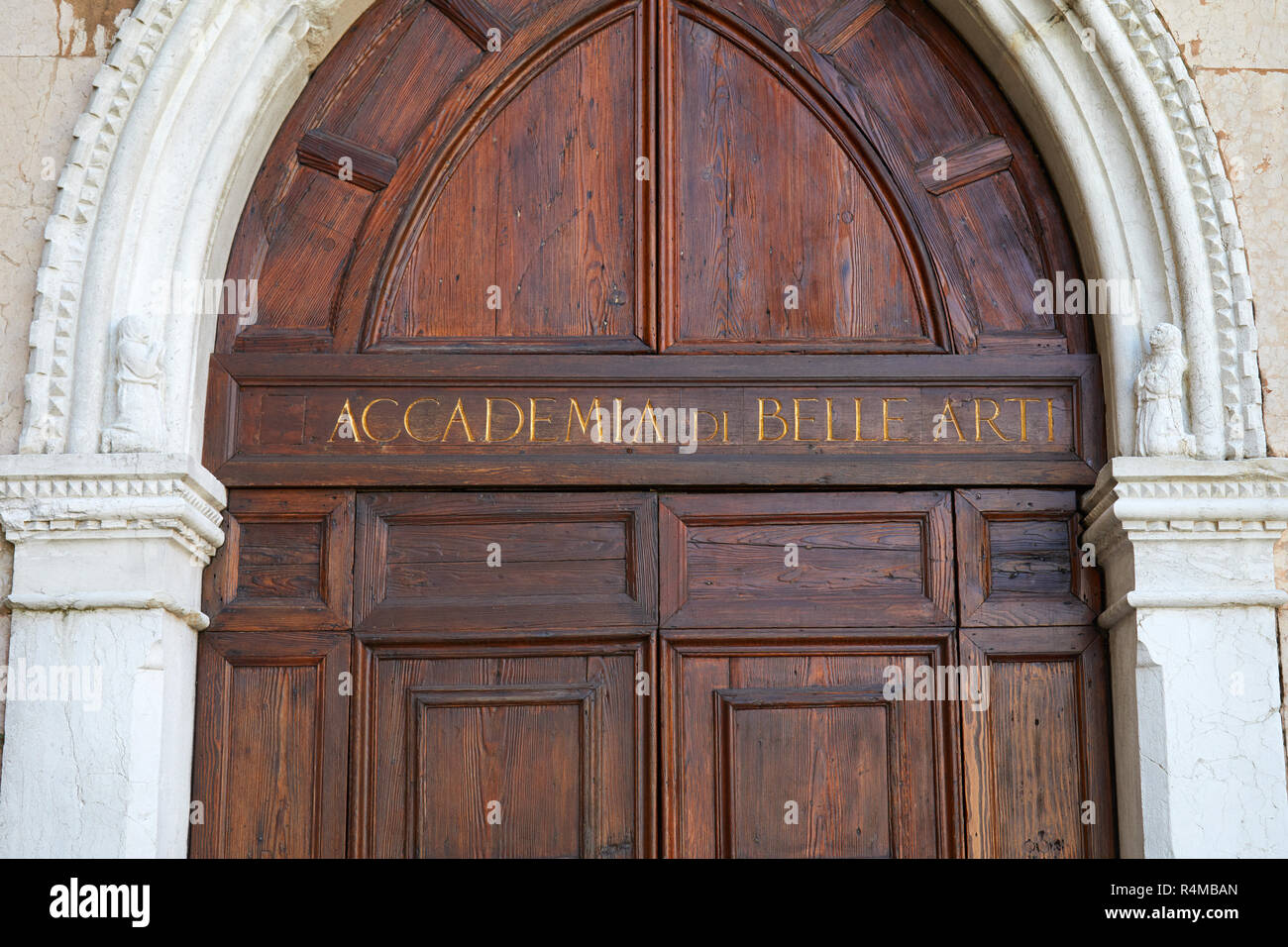 Venezia, Accademia di Belle Arti portale in legno con lettere dorate sign in Italia Foto Stock