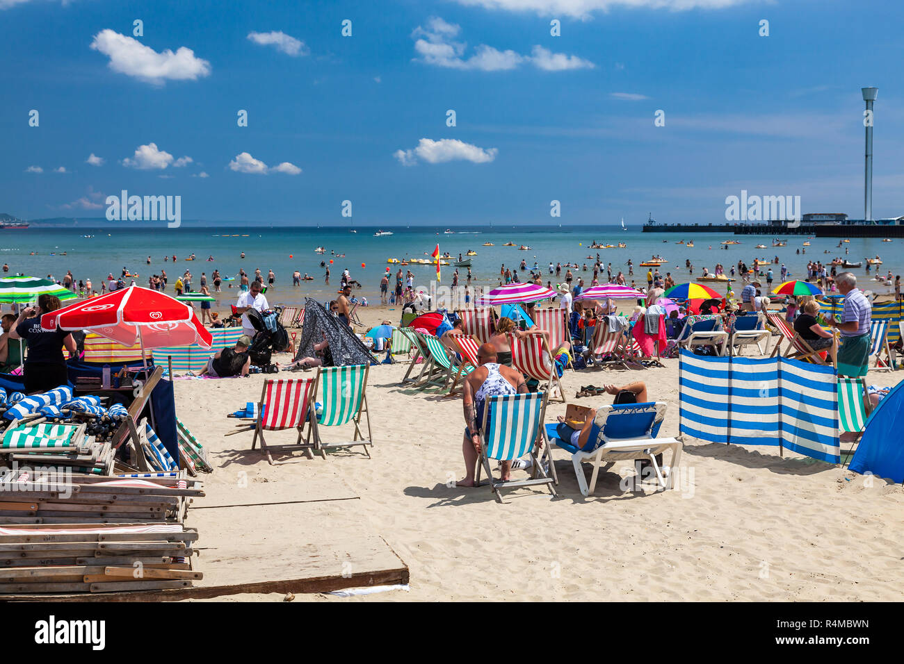 WEYMOUTH DORSET, Inghilterra - 28 Maggio 2018: Pranzo sulla spiaggia di un sole caldo giorno di maggio a Weymouth Dorset Inghilterra Foto Stock