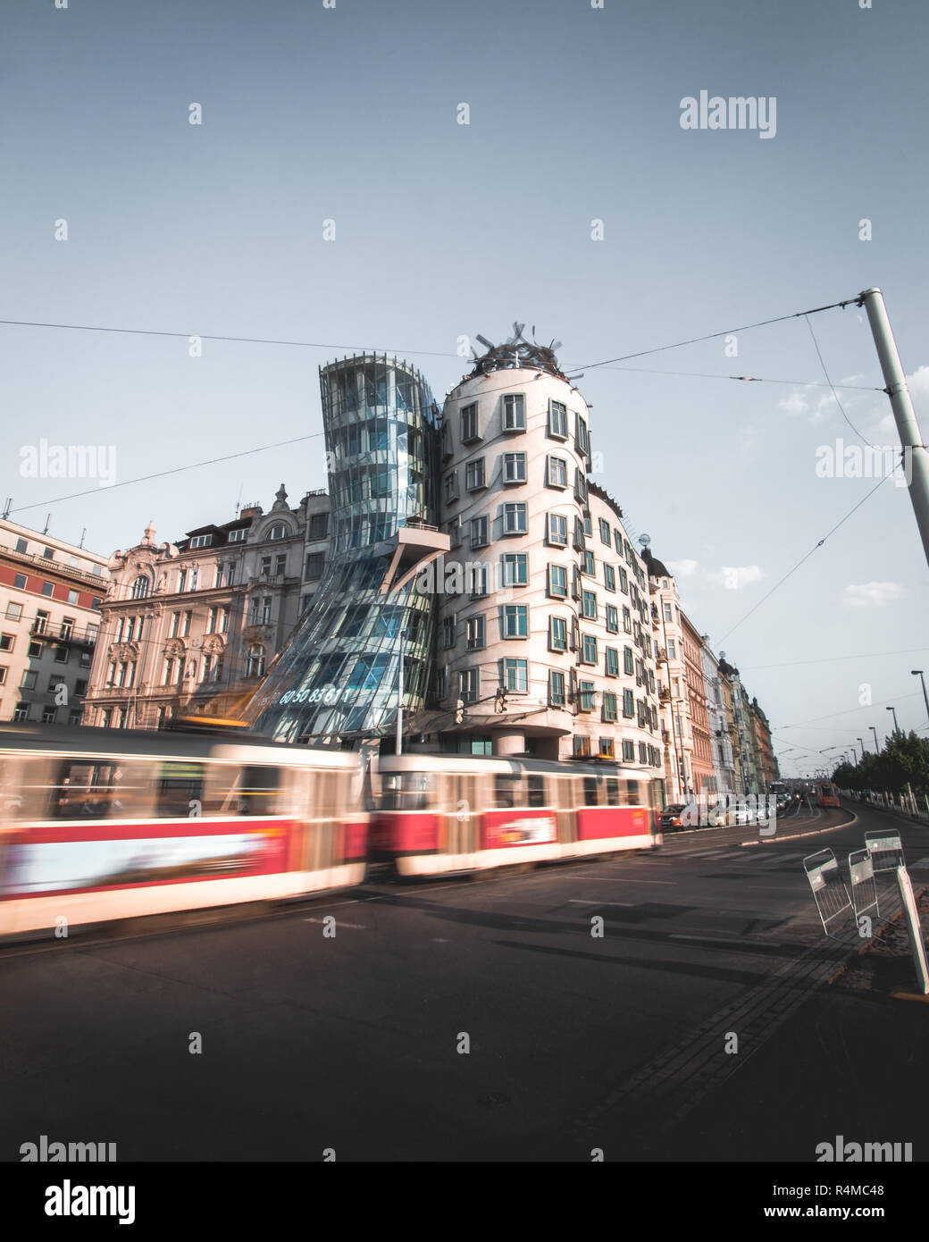 Uno de los edificios más emblemáticos de Praga junto a onu tranvía en movimiento. Foto Stock