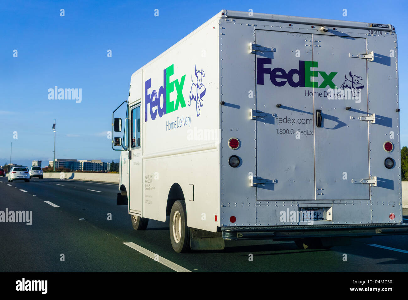 Novembre 25, 2018 San Jose / CA / STATI UNITI D'AMERICA - FedEx Ground carrello guida in autostrada a sud di San Francisco Bay Area Foto Stock