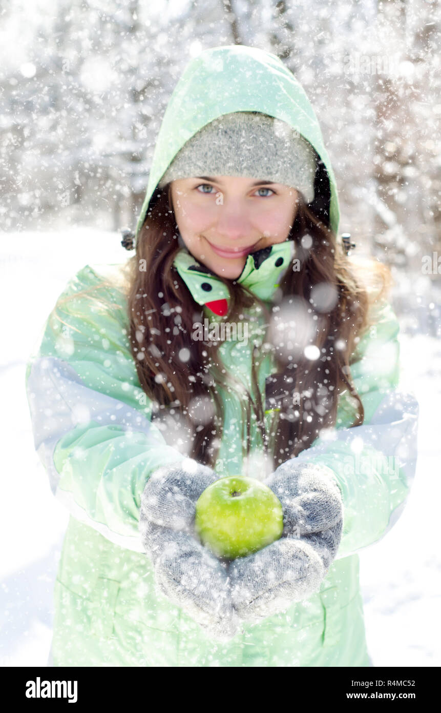 Felice giovane donna in inverno all'aperto Foto Stock