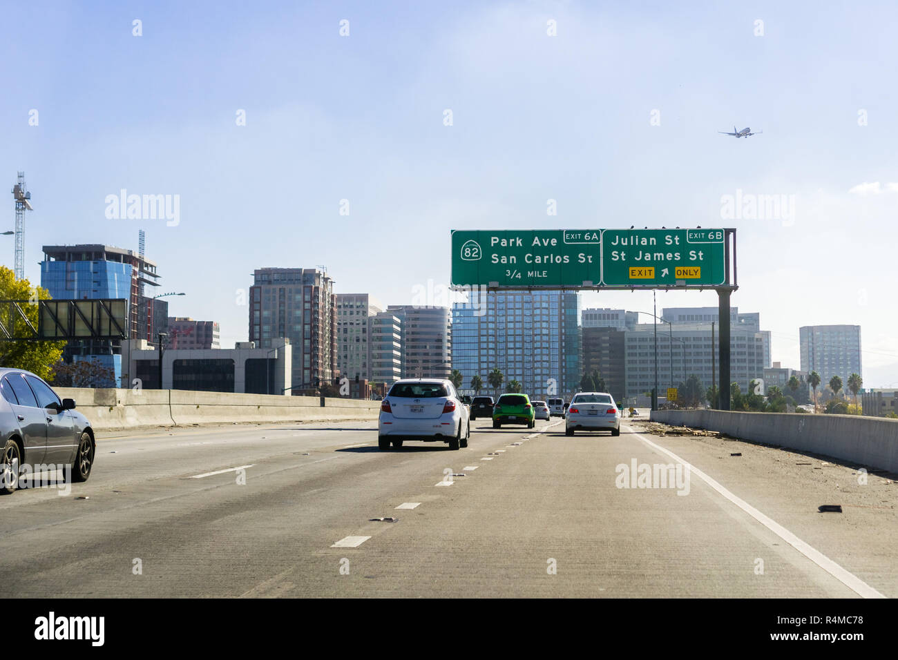 Novembre 25, 2018 San Jose / CA / STATI UNITI D'AMERICA - In viaggio verso il centro cittadino di San Jose; il quartiere finanziario della città come si vede dalla vicina autostrada, silicio V Foto Stock