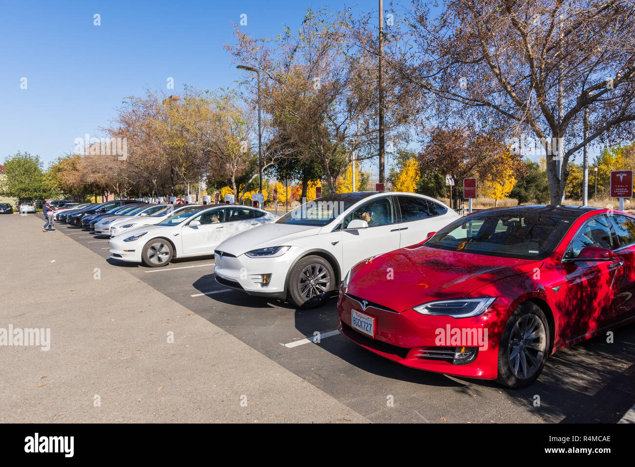 Novembre 25, 2018 San Jose / CA / STATI UNITI D'AMERICA - Full Tesla stazione di carica nella parte sud di San Francisco Bay Area; Silicon Valley Foto Stock