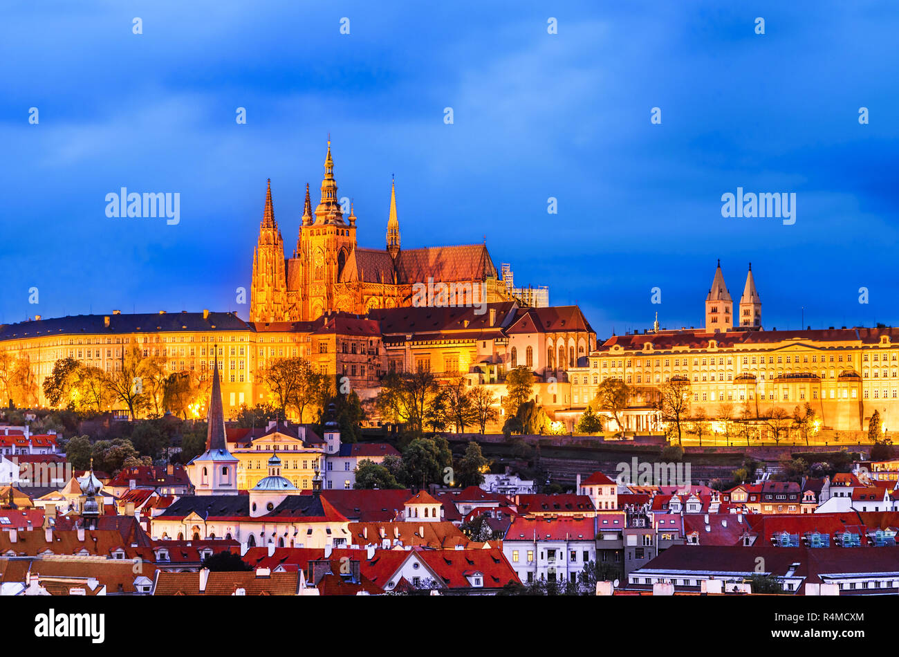 Praga, Repubblica Ceca: Vista del Castello di Praga di sera, dalla torre del ponte della città vecchia Foto Stock