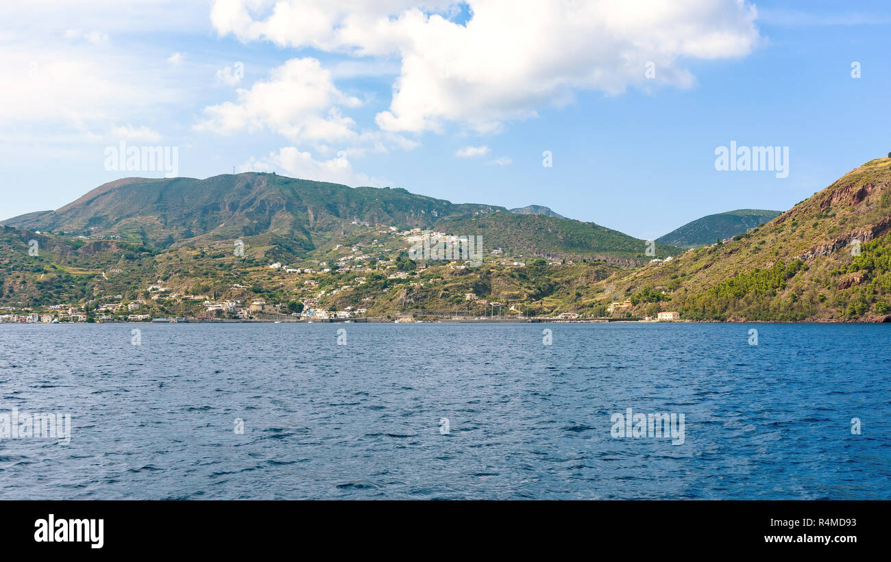 Isola di Lipari visto dal mare, Isole Eolie, Italia Foto Stock