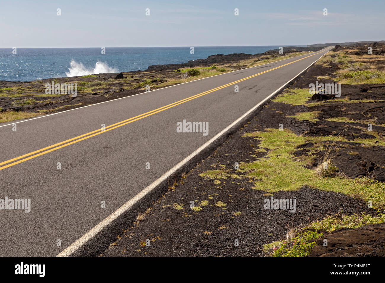 Parco Nazionale dei Vulcani delle Hawaii, Hawaii - Catena di crateri su strada attraverso i letti di lava lungo la costa del Pacifico. Foto Stock