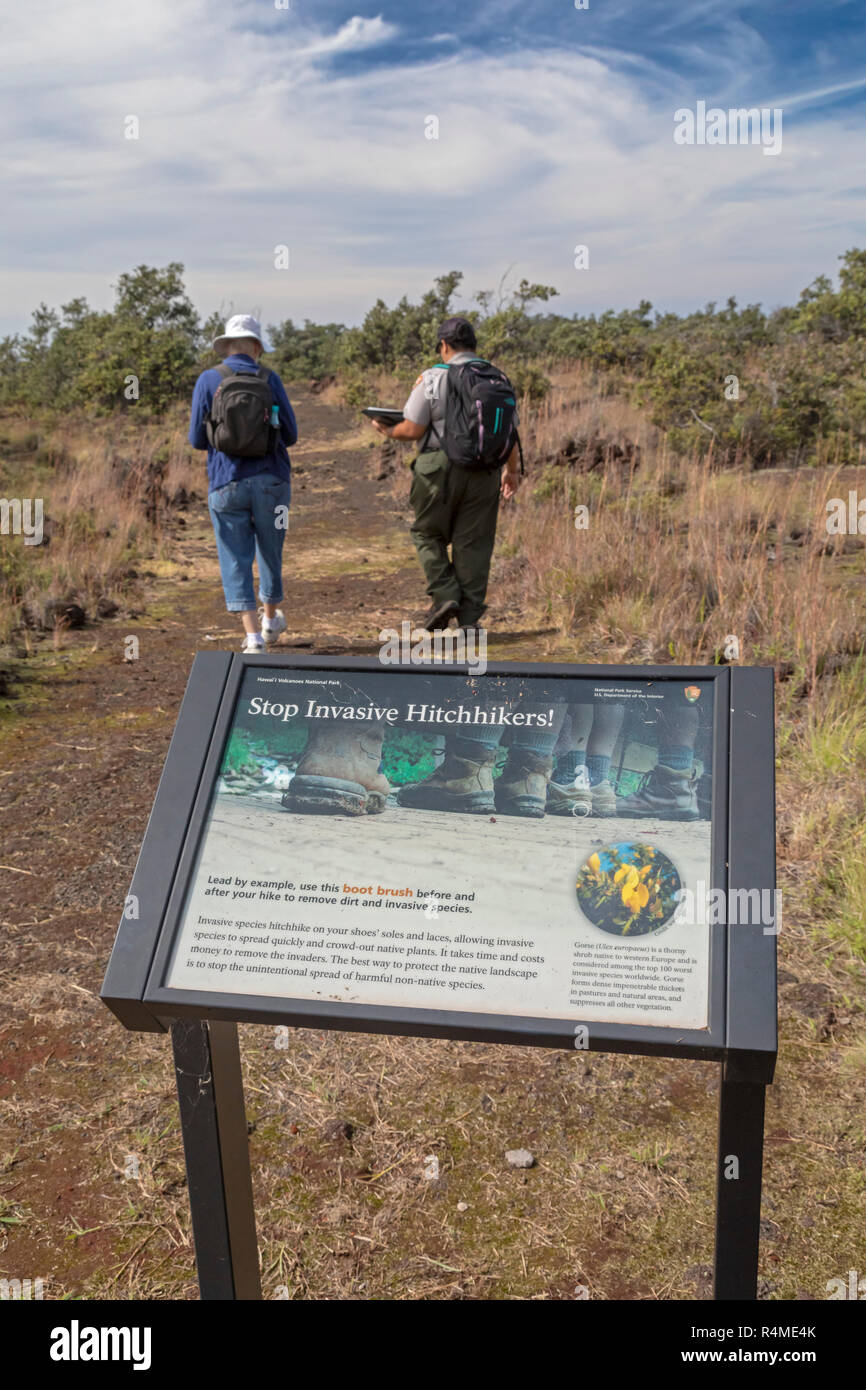 Parco Nazionale dei Vulcani delle Hawaii, Hawaii - un segno invita i visitatori a pulire le scarpe per evitare di specie invasive da diffondere prima di escursionismo sul pu' Foto Stock