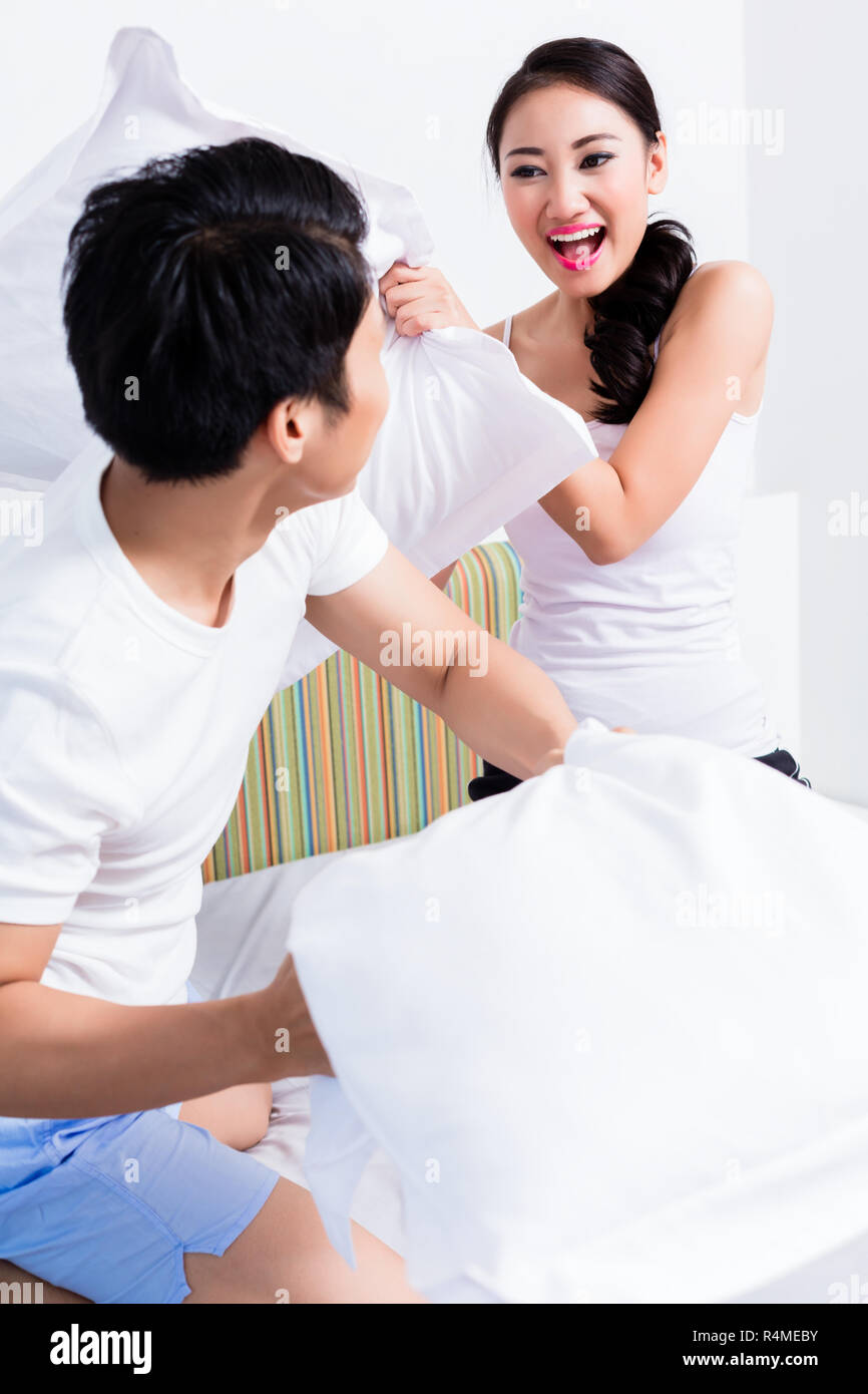 Donna cinese e uomo di lotta a cuscino Foto Stock