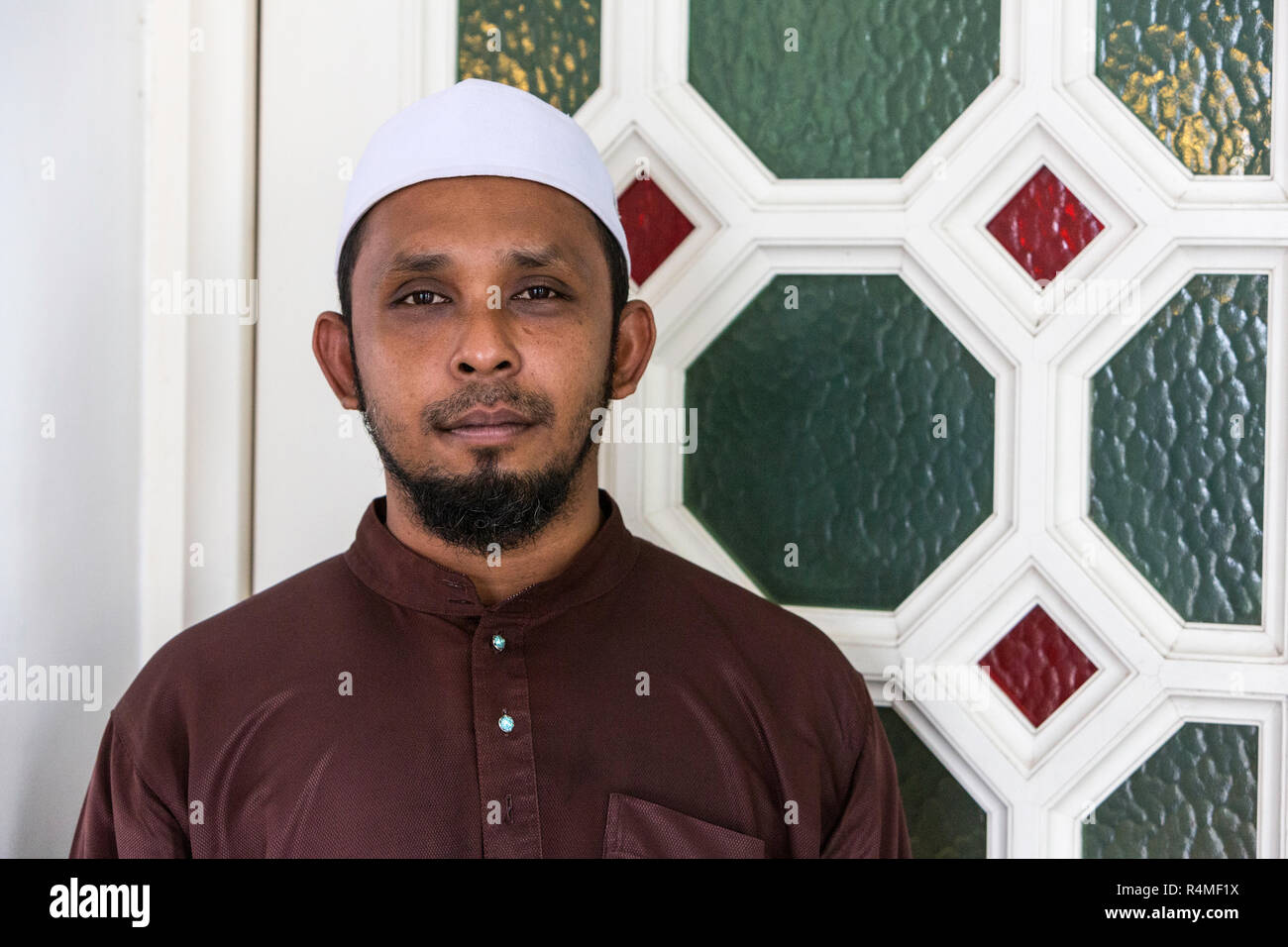 Giovani musulmani malaysiani uomo, la Moschea Ubudiah, Kuala Kangsar, Malaysia. Foto Stock