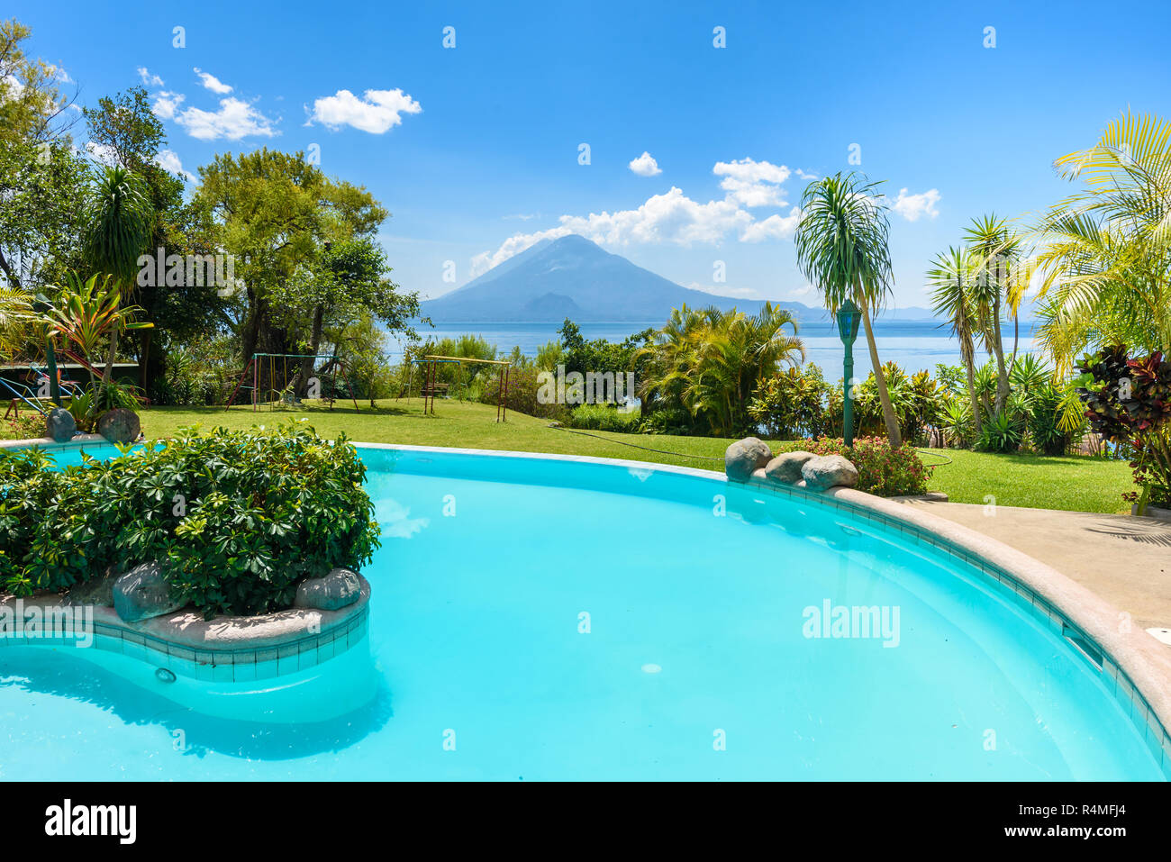 Paradise beach con sedia a lago Atitlan, Panajachel - relax e svago con vulcano paesaggio paesaggio negli altopiani del Guatemala Foto Stock