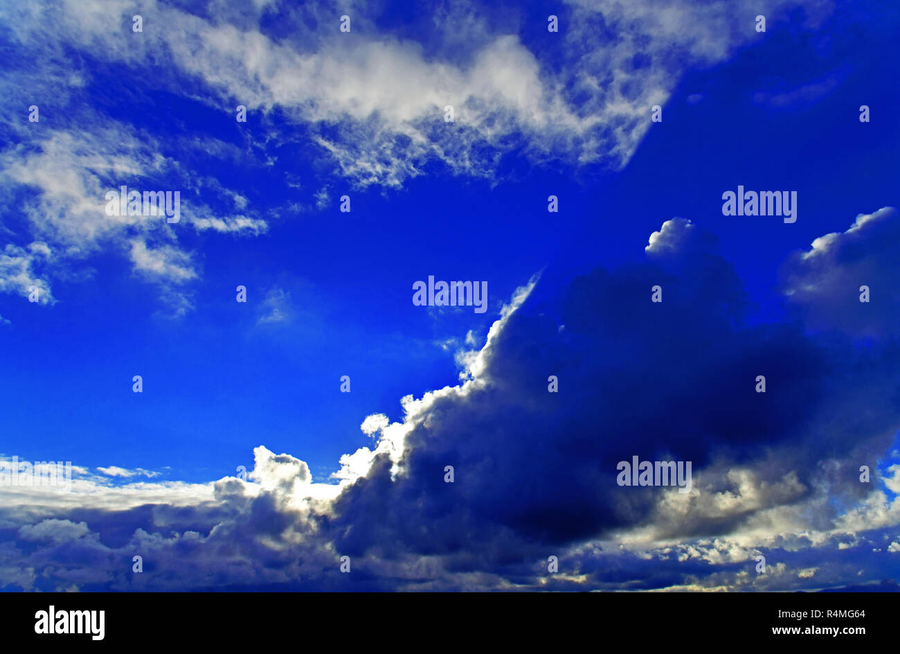 Riempito di pioggia cumulus nimbus nuvole e cielo blu Foto Stock