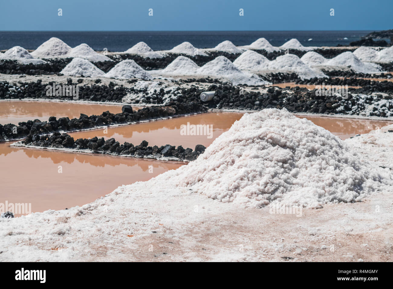 Fuencaliente saline, con l'Oceano Atlantico sfondo, la Palma Isole Canarie Spagna Foto Stock