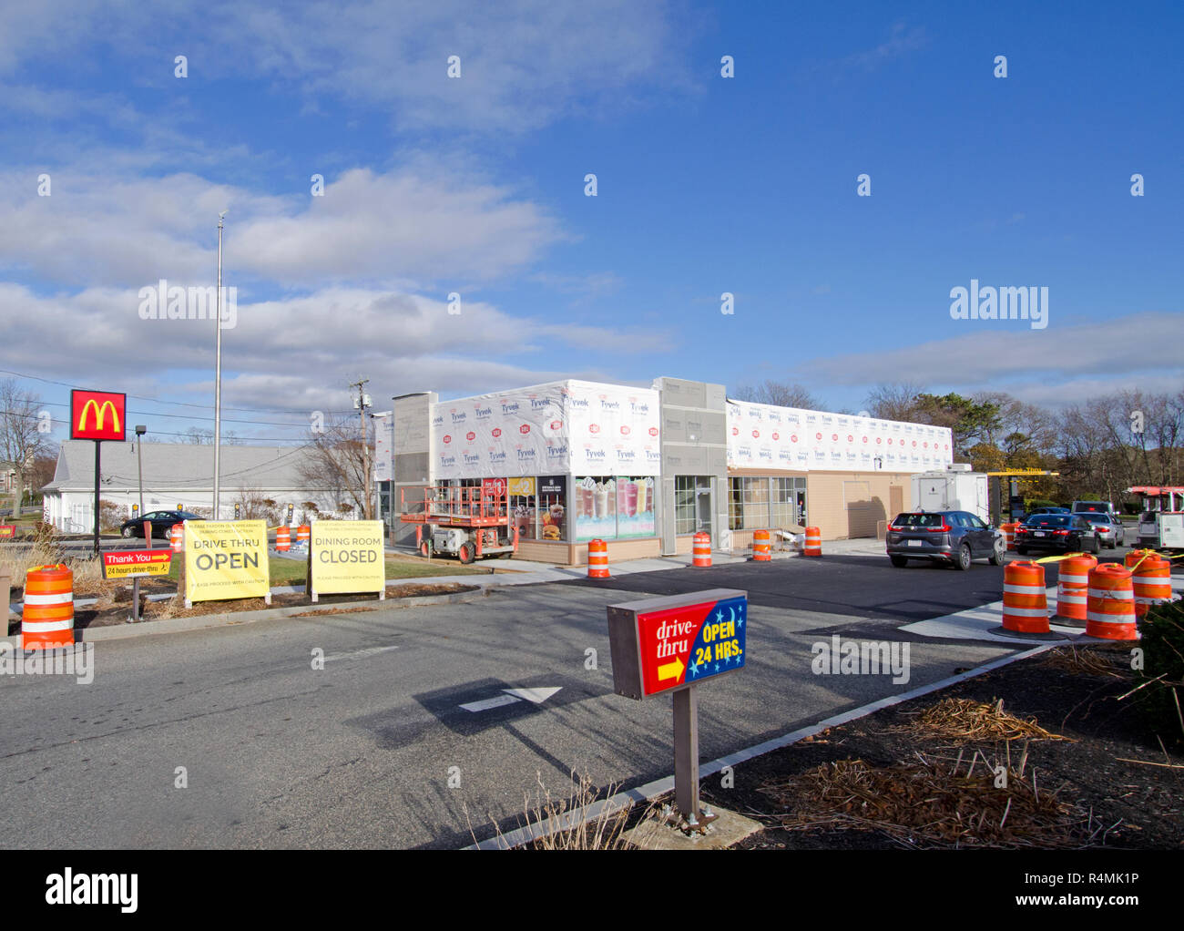 McDonalds un ristorante fast food essendo ristrutturato con drive thru aperto e sala da pranzo chiuso segni in Falmouth, Cape Cod, Massachusetts, STATI UNITI D'AMERICA Foto Stock