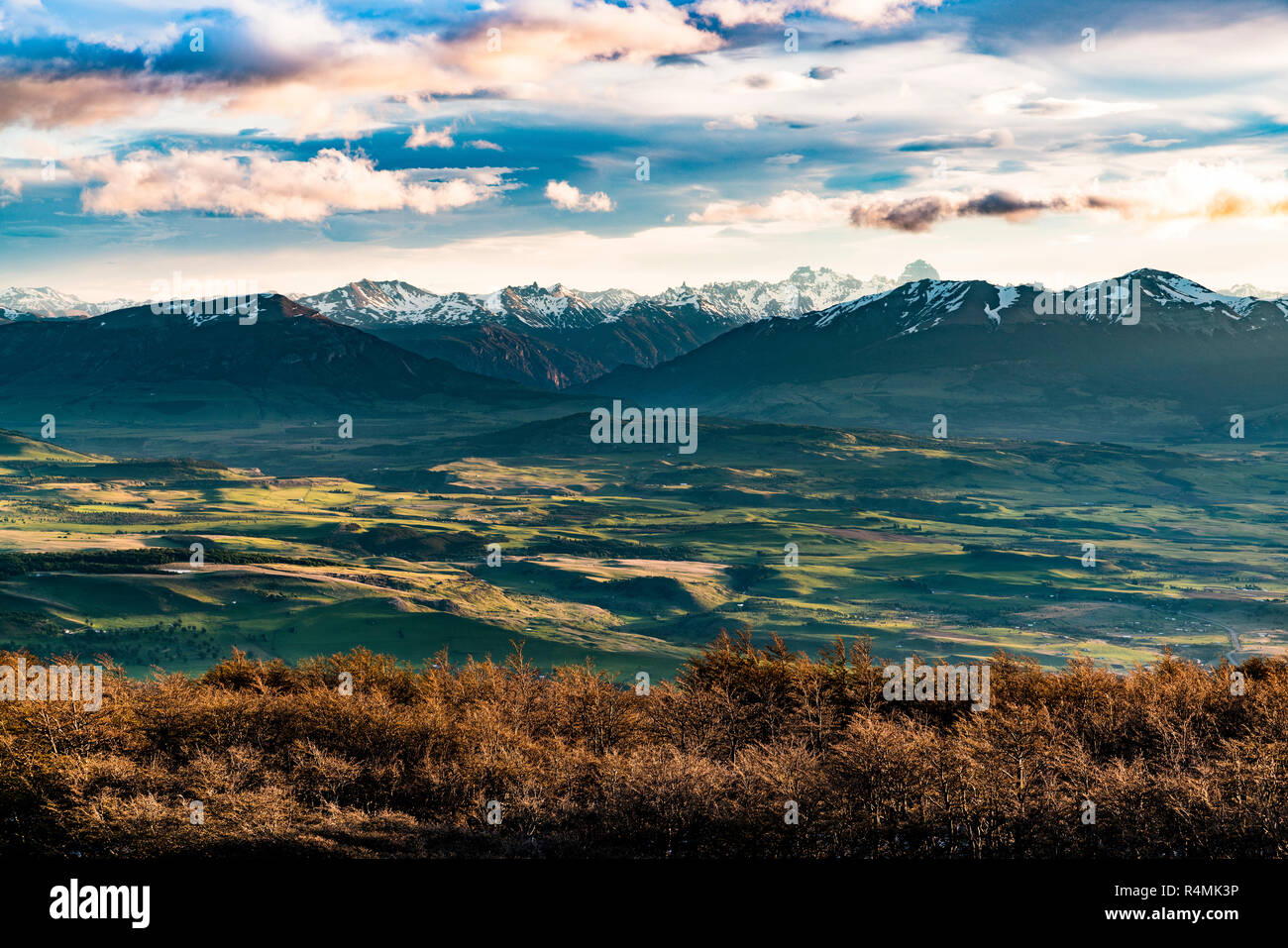 Tramonto sulla valle di Simpson o Valle Simpson nella regione di Aysen della Patagonia in Cile. Foto Stock
