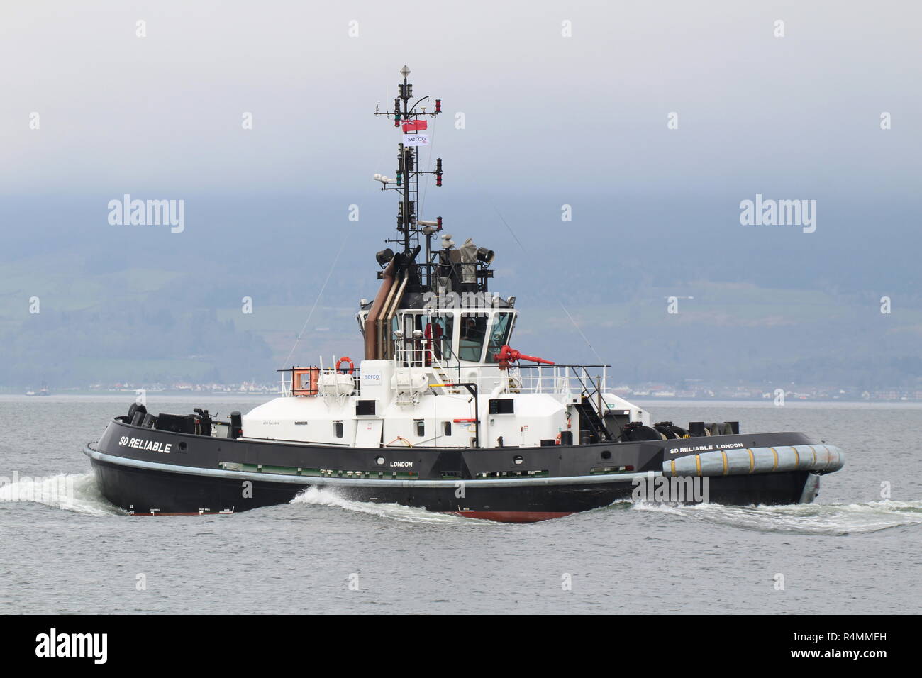 SD affidabili, un Damen ATD 2909 rimorchiatore azionato dalla Serco Marine Services sul Firth of Clyde, passando Greenock durante l'esercizio comune della Warrior 18-1. Foto Stock