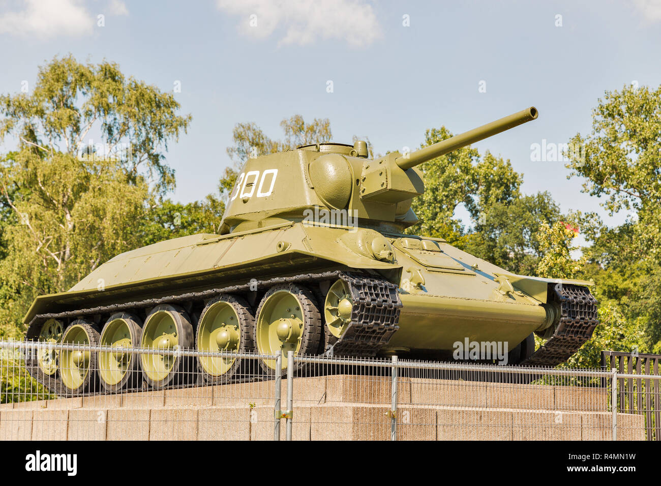 Serbatoio T-34 in guerra sovietica Memorial Tiergarten di Berlino, Germania. La seconda guerra mondiale un monumento di soldati sovietici. Foto Stock