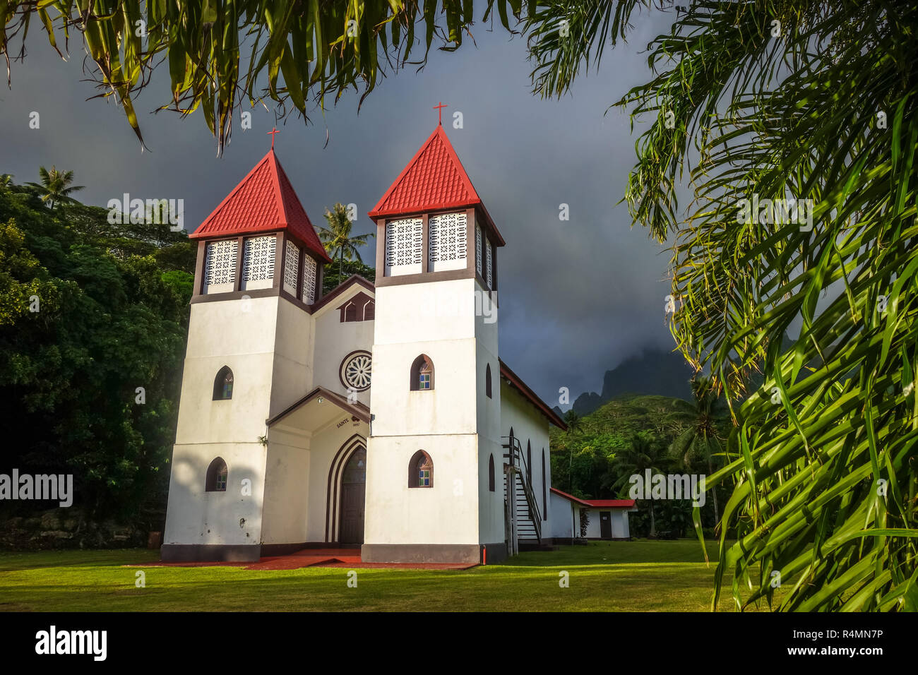 Haapiti chiesa nell'Isola di Moorea jungle, paesaggio Foto Stock