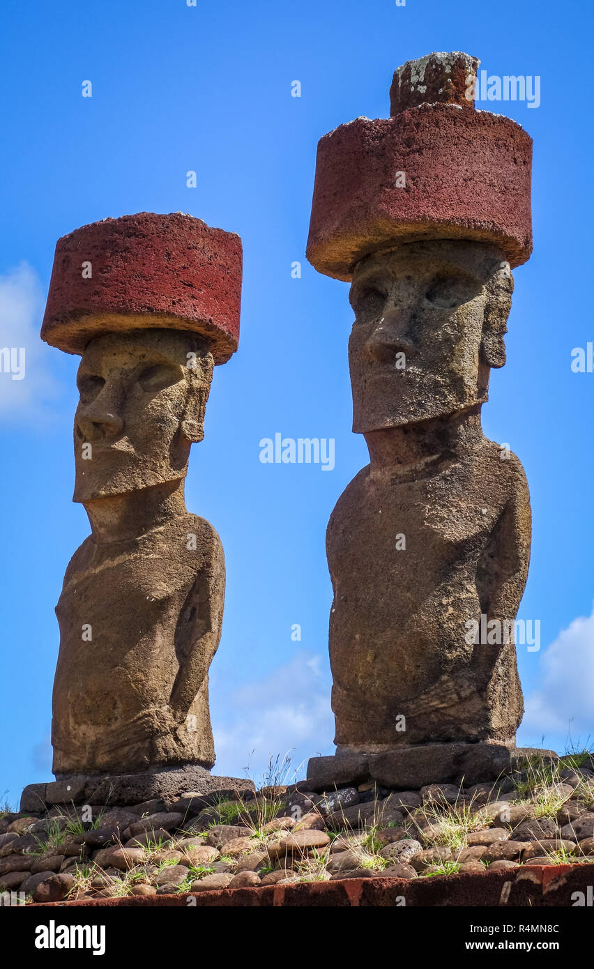 Moais statue sito ahu Nao Nao sulla spiaggia di Anakena, isola di pasqua Foto Stock