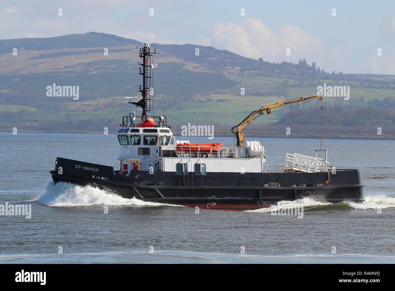 SD Omagh, a Firth of Clyde-basato equipaggio recipiente di alimentazione azionata da Serco servizi nautici, passando Greenock durante l'esercizio comune della Warrior 18-1. Foto Stock