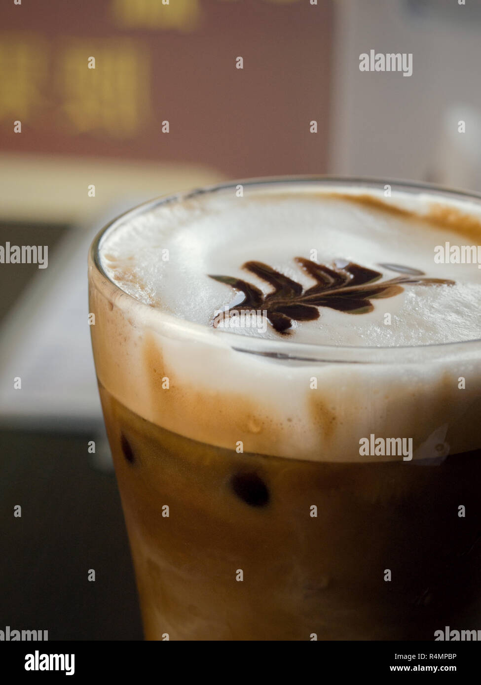 ICED CAPPUCCINO CON LATTE ART Foto Stock