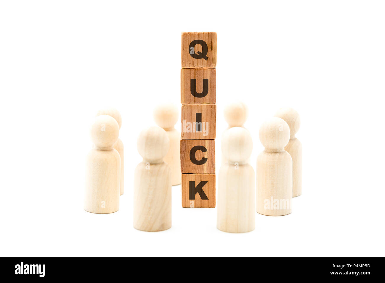 Figure in legno come business team in cerchio intorno a parola QUICK, isolato su sfondo bianco, minimalista Foto Stock