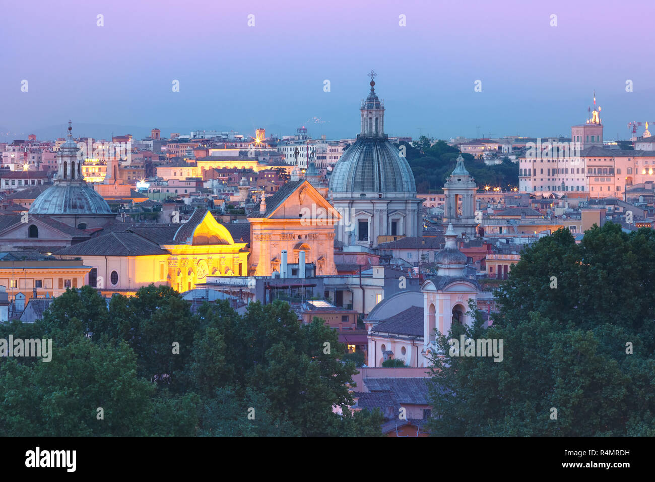 Antenna vista meravigliosa di Roma al tramonto, Italia Foto Stock