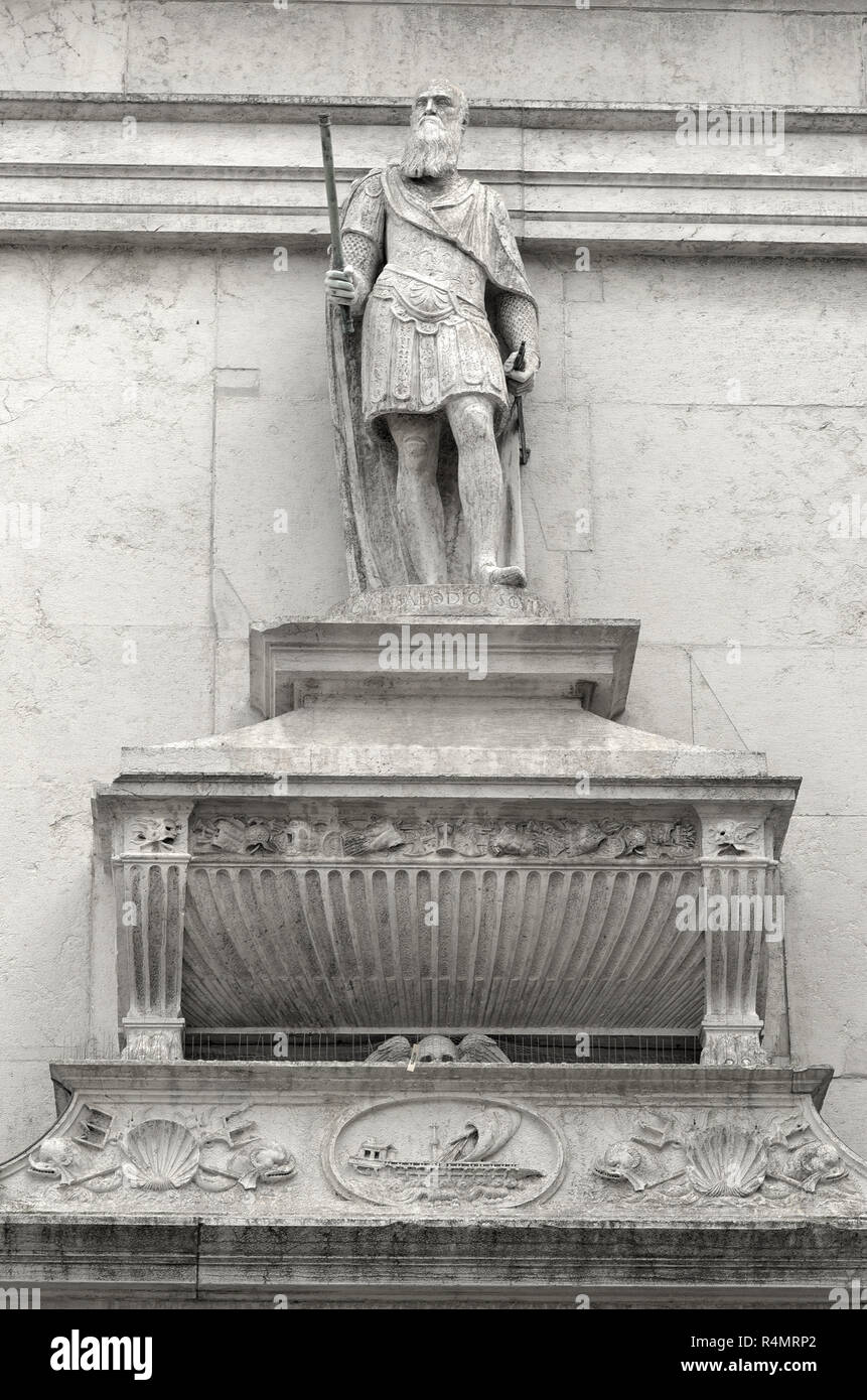 Il vecchio uomo vestito da roman permanente sulla parte superiore dei suoi resti in Venezia Italia Foto Stock