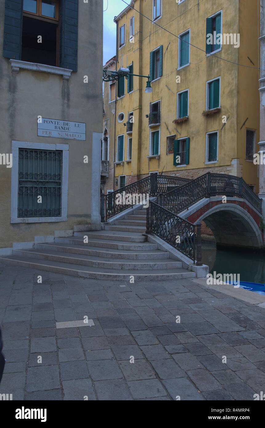 Un percorso di un ponte a Venezia Italia Foto Stock