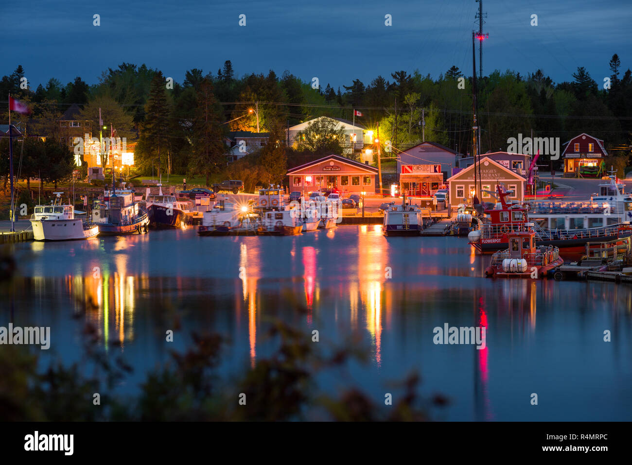 Vasca di piccolo porto e città di Tobermory al crepuscolo, noto come 'acqua dolce scuba diving capitale di tutto il mondo, Ontario, Canada Foto Stock