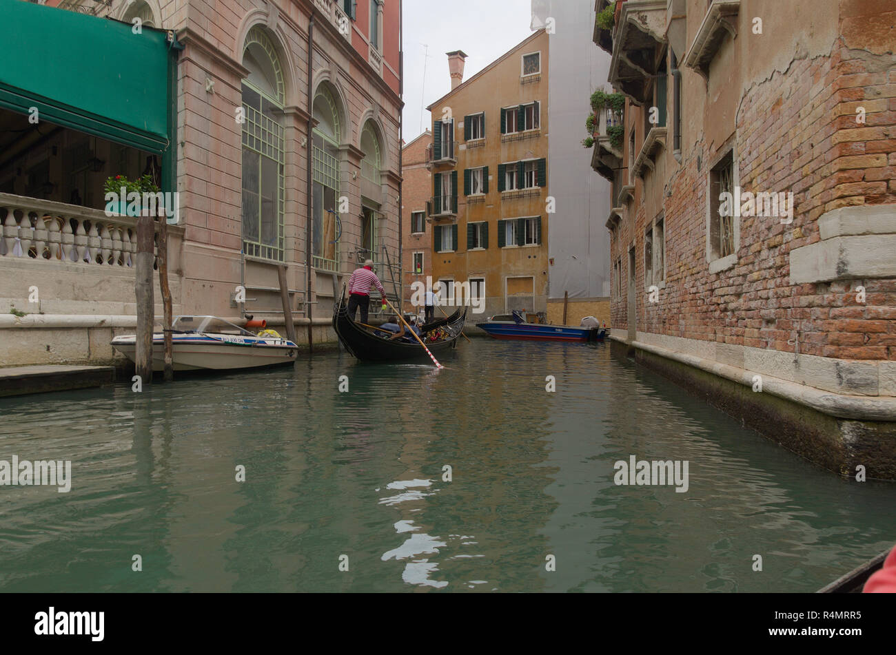 Un gondoliere in un canale di Venezia Foto Stock