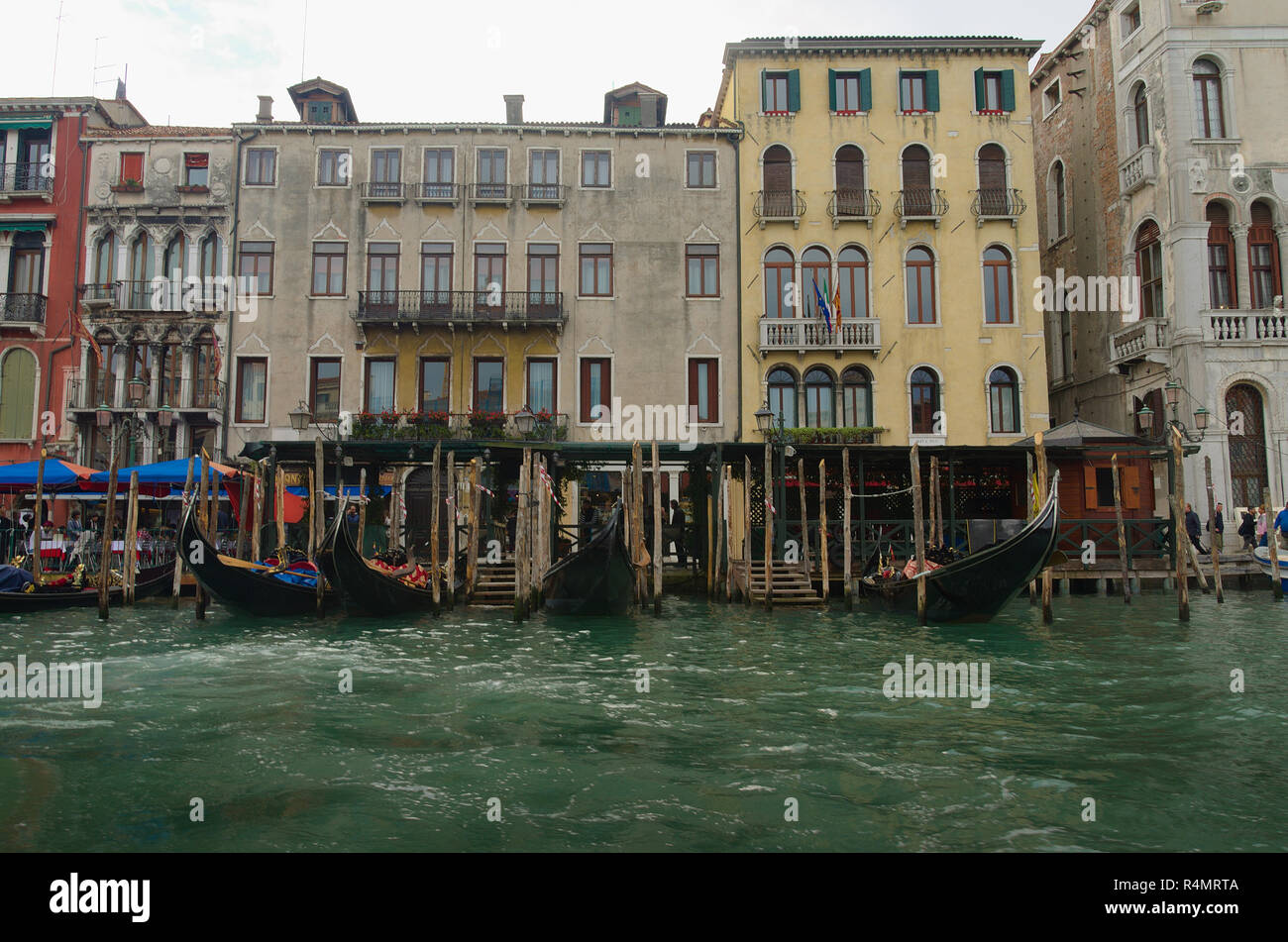 Fila di gondole presi da un taxi boat Venezia Italia Foto Stock