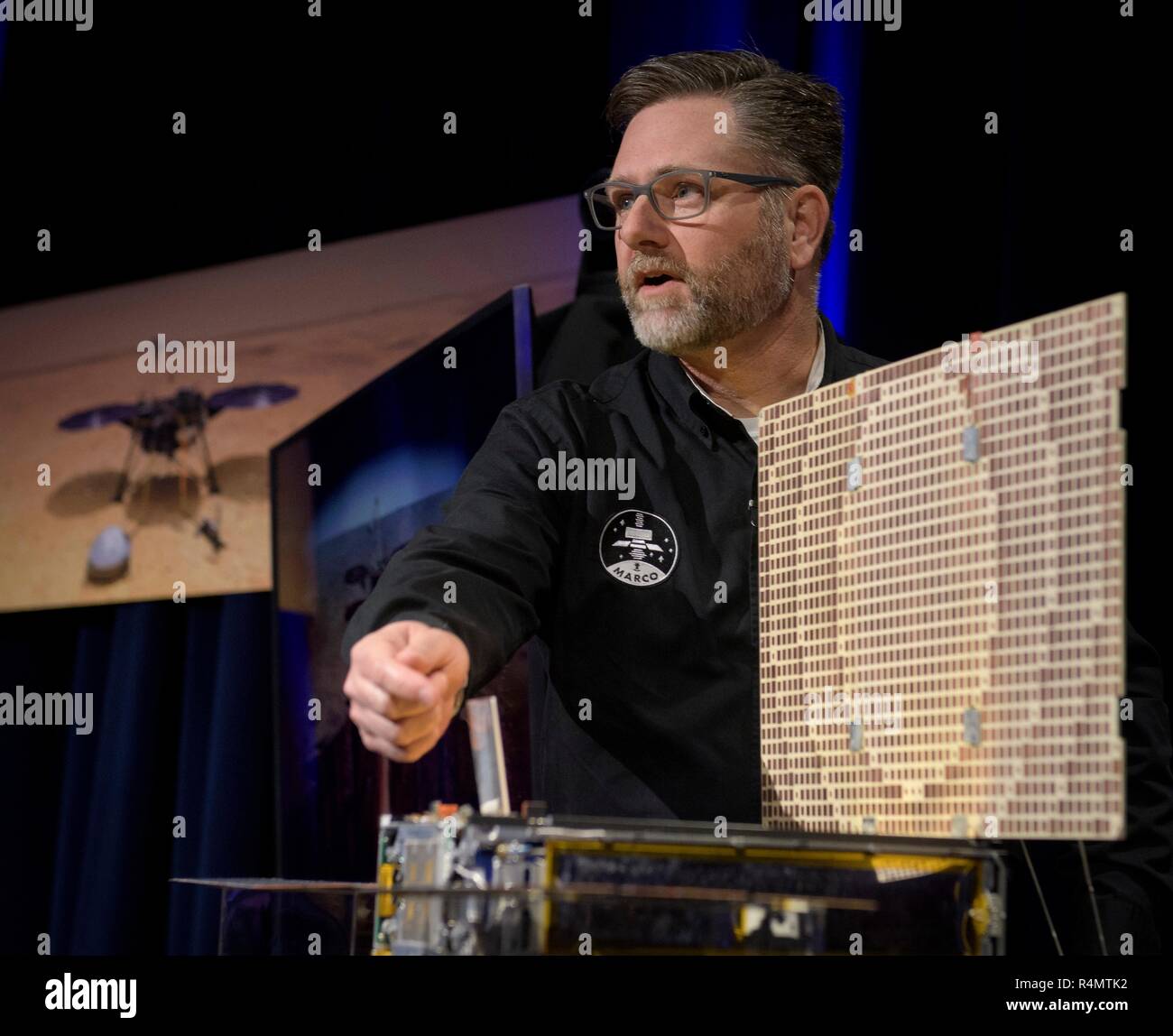 Brian Clemente, protezione planetaria lead per MarCO, NASA JPL, parla di Marte Cube una parte del Marte sonda InSight durante un social media briefing all'interno della missione Area di supporto del laboratorio di propulsione di jet Novembre 25, 2018 a Pasadena, in California. InSight, è un Mars Lander progettato per studiare lo spazio interno di Marte ed è programmato per toccare giù sul pianeta rosso novembre 26th. Foto Stock