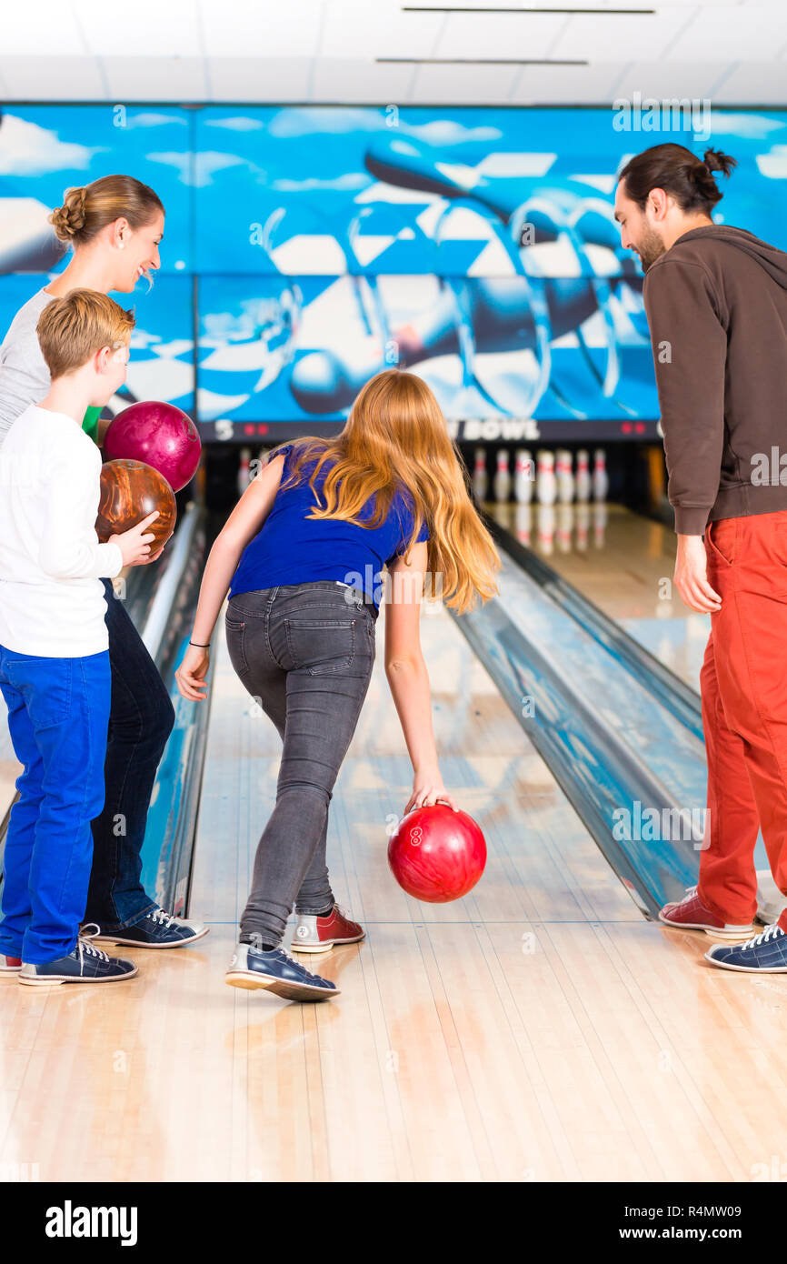 La famiglia presso il Centro Bowling Foto Stock