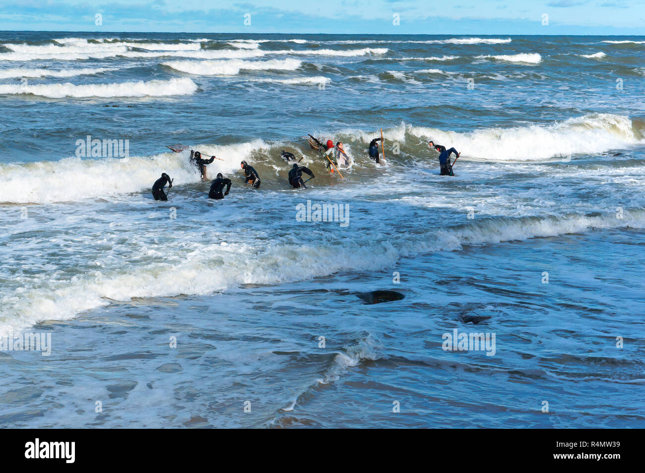 Ottobre 28, 2018, il Mar Baltico, l'oblast di Kaliningrad, Russia, la pesca di ambra, persone cattura le onde color ambra Foto Stock