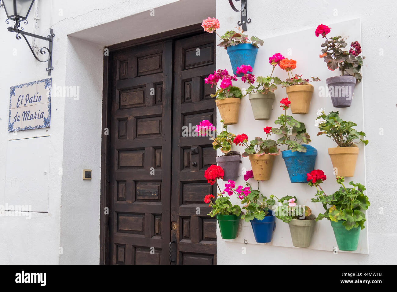 Cortile decorato con gerani, Cordoba, Spagna Foto Stock
