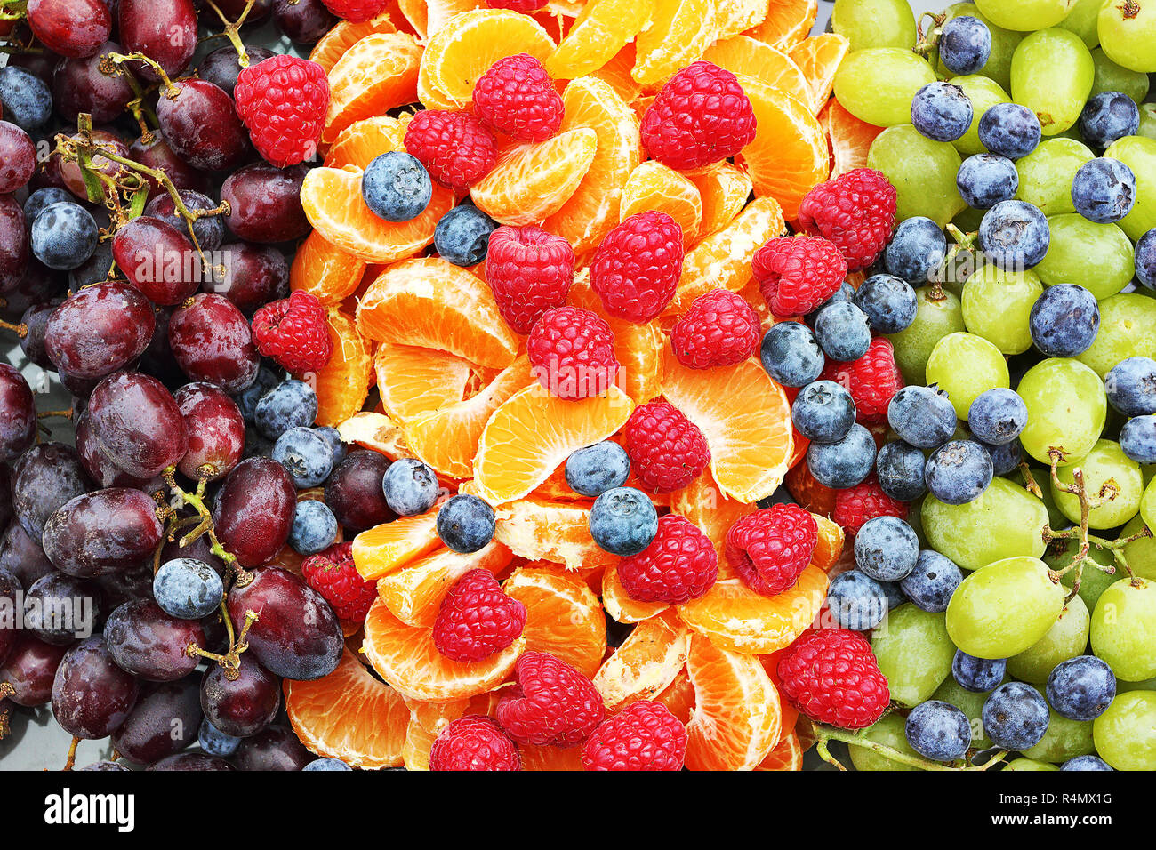 Grappolo di frutti di bosco e uva, lampone, arance, mirtilli rossi Foto Stock
