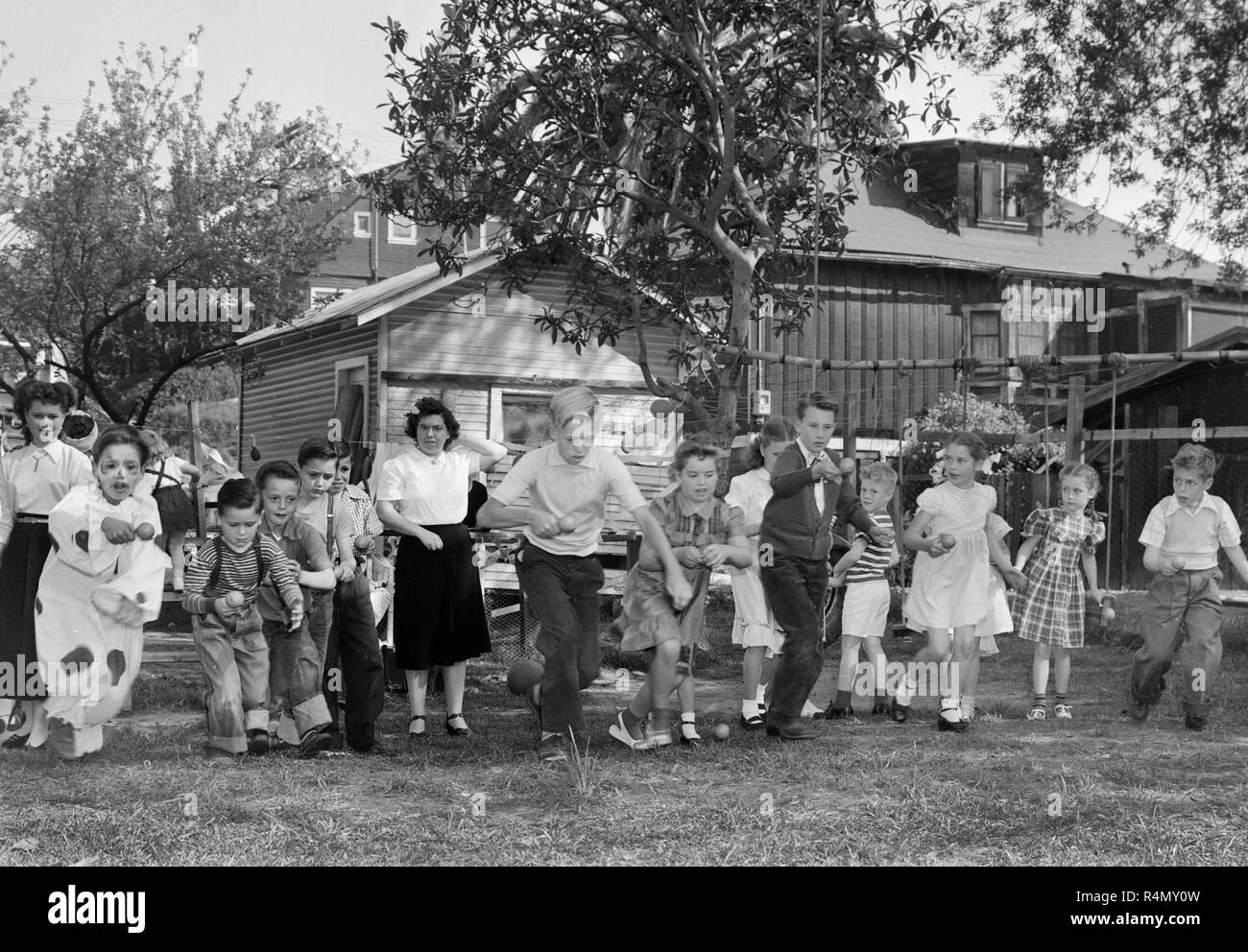 Scena di un bambino classico cortile della festa di compleanno in California, ca. 1949. Foto Stock