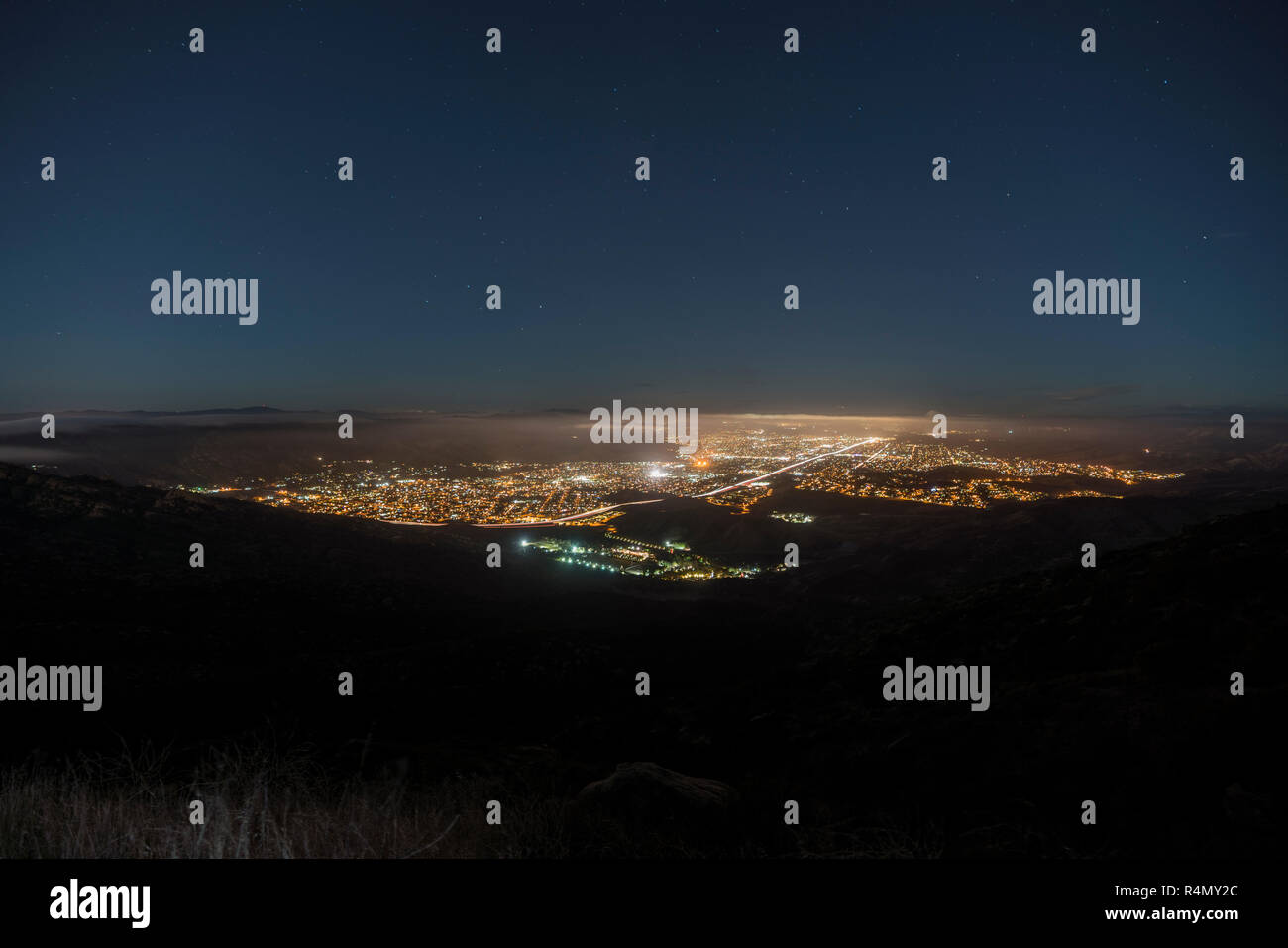Notte di Nebbia collina vista suburbana di Simi Valley vicino a Los Angeles in Ventura County in California. Foto Stock